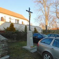 Kříž před kostelem v Olbramovicích