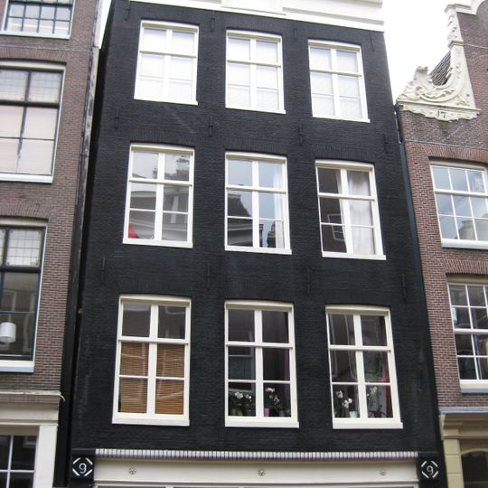 Pand met gevel onder rechte door een dakvenster doorbroken lijst