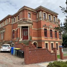 Villa Weinkellerstraße 37