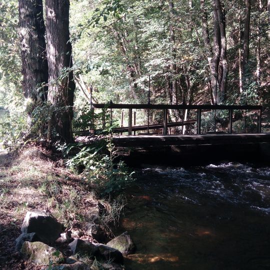 Lávka přes začátek mlýnského náhonu u jezu Prácheň