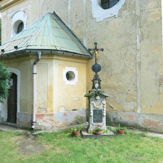 Kříž u kostela svaté Maří Magdaleny ve Frýdlantu