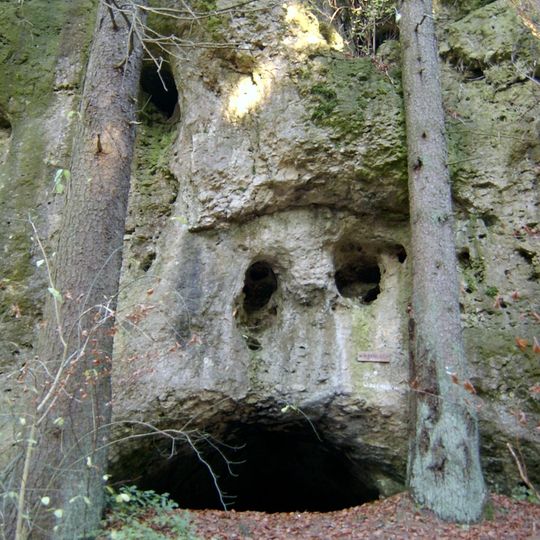 Felsen mit Wirrenloch-Höhle NE von Bernheck