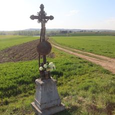 Kříž u cesty severně od Rácovic