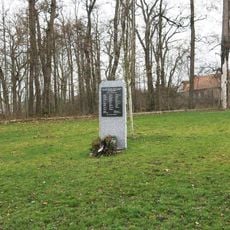 Pomník padlým v květnu 1945 v parku u hřiště v Byšicích
