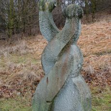 Kamenná plastika Twist and Shout u cesty z Černčic do Bílky