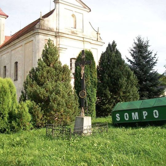 Kříž před kostelem v Lidmani