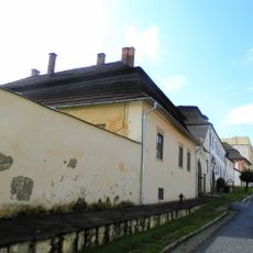 Kanónia, múr ohradný s bránami