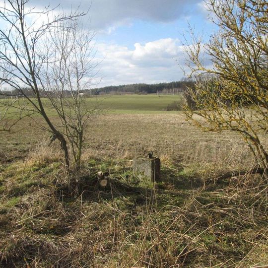 Kříž severně od Zhoře u rybníka