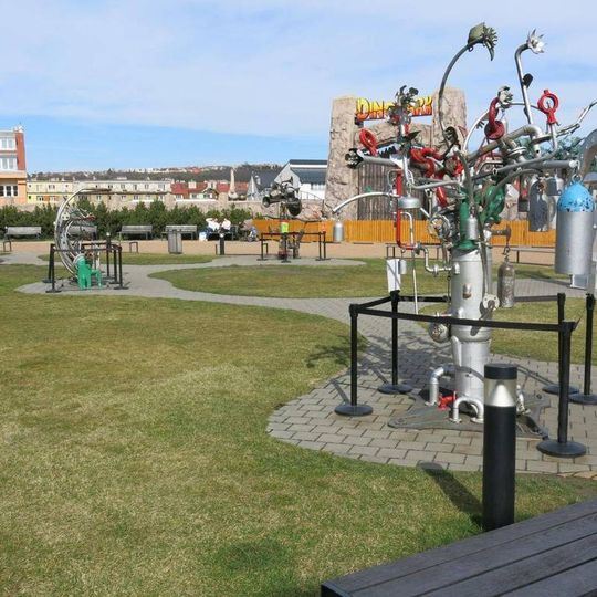 Kovové kinetické plastiky v atriu Galerie Harfa ve Vysočanech