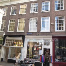 Pand met gevel van twee vensterassen, onder rechte triglyfenlijst