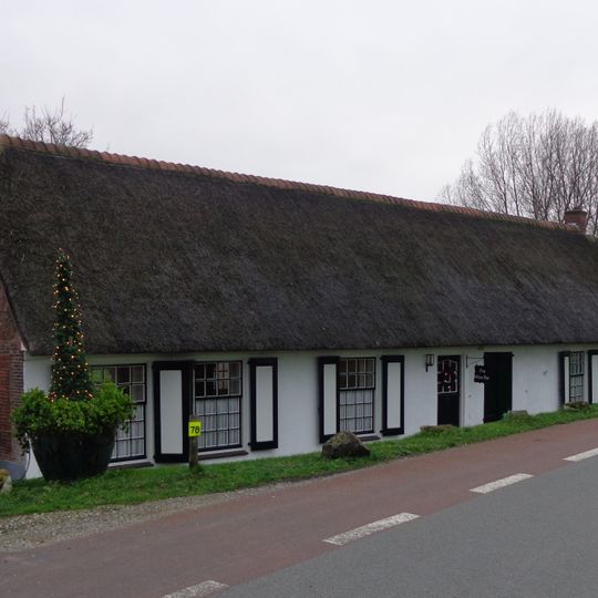 Deels gepleisterde boerderij, onder rieten zadeldak