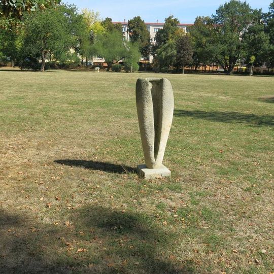 Kamenná plastika Schránka v Smetanových sadech v Kadani