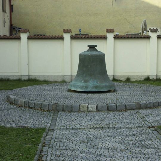 Zvon u kostela Svatého Kříže ve Velkém Meziříčí