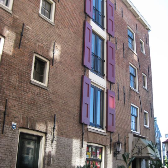 Eckhaus mit zwei Eingängen mit Stufe am Guldehandsteeg