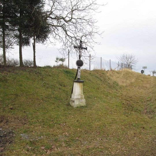 Kříž na svahu v Chrboníně