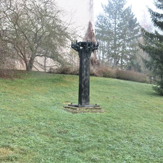 Kovová plastika Řecký oheň nad hřbitovem v Rakovníku