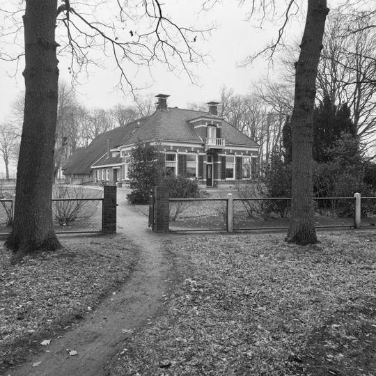 Boerderij met achterbaander, dwarsgeplaatst woonhuis, schuur met schaapskooi, bakhuis met varkensstal en kleine schuur
