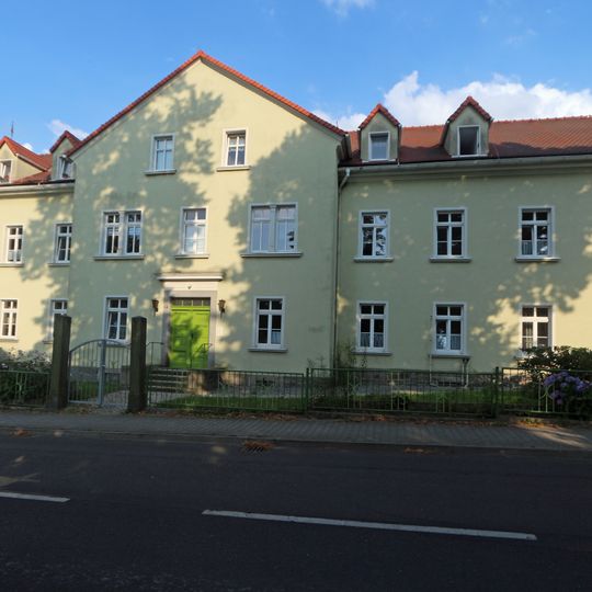 Wohnhaus in offener Bebauung, ehemaliges Altenheim Pulsnitzer Straße 57