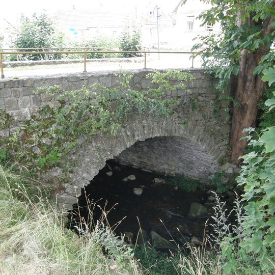 Kamenný most přes Radíkovský potok v Českém Rudolci pod Pilským rybníkem