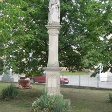 Sloup se sochou Panny Marie s Ježíškem