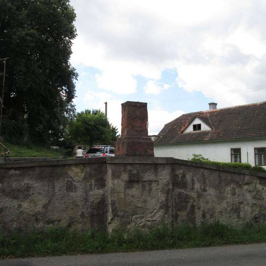 Kříž před vchodem do kostela v Neveklově