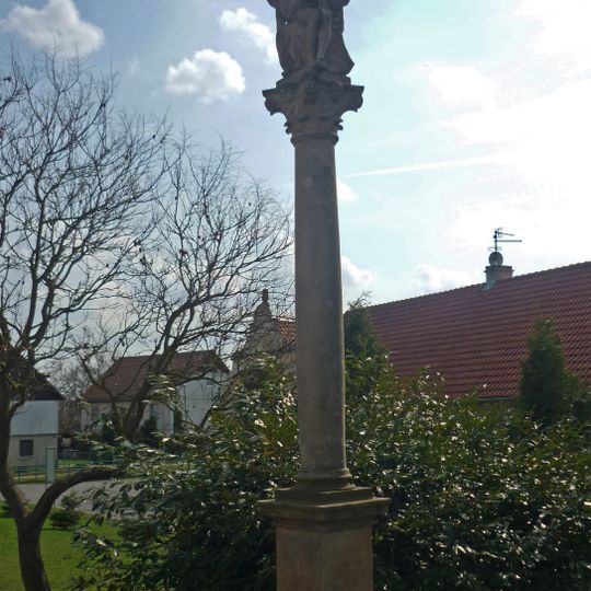 Sloup s Pietou v Kostelní ulici v Strupčicích