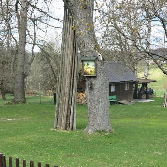 Obrázek Dobrý pastýř na stromě u domu 246 v Lipové
