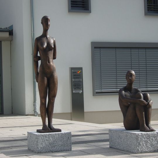 Plastiken "Hockende" und "Stehende"