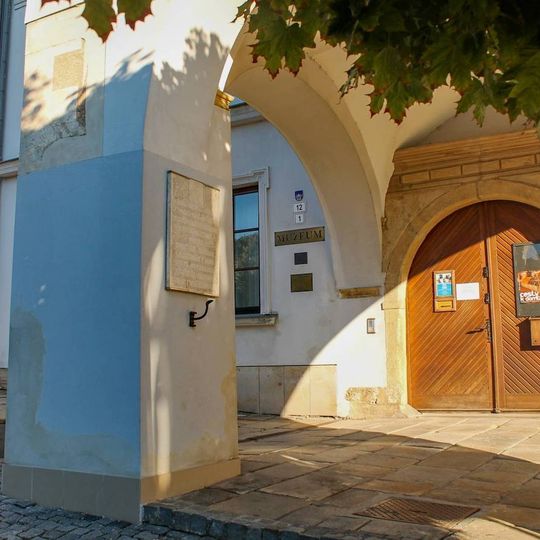 Pamětní deska Karla Lukase v Zábřehu v podloubí budovy muzea