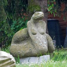 Socha fantastického zvířete v areálu Akademie ve Světlé nad Sázavou