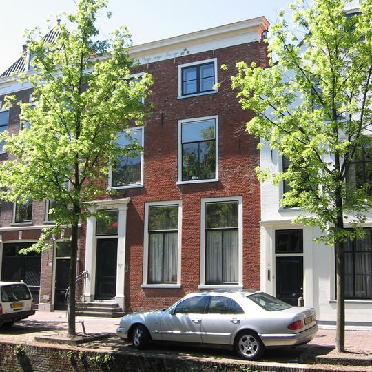 Pand met eenvoudige lijstgevel, boven gewijzigd