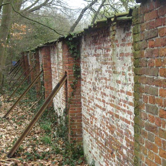Tuinmuur ten zuiden van de oranjerie van Berbice