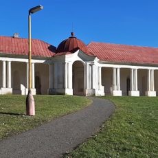 Altán v zámeckém parku východně od zámku ve Slabcích