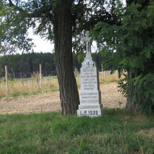 Pamětní kříž jižně od Bedřichova u silnice na Kozárov