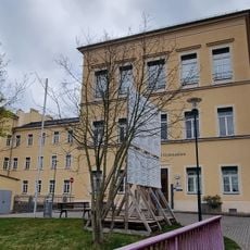 Schulgebäude (zwei Häuser, durch Laufgang miteinander verbunden) Seminarweg 4