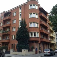 Kommunaler Wohnbau mit Umfriedung