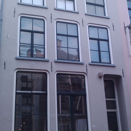 Onderkelderd pand met een in gevelsteen gedateerde gepleisterde lijstgevel