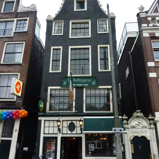 Vrijstaand huis met ingezwenkte halsgevel onder siertrossen