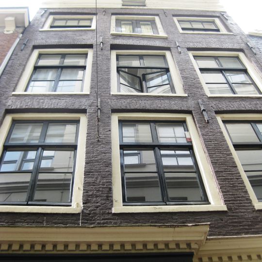 Pand met gevel onder rechte lijst, met uitstalkast in de houten pui