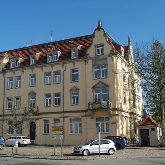 Mietshaus in Ecklage und offener Bebauung Friedhofsstraße 1