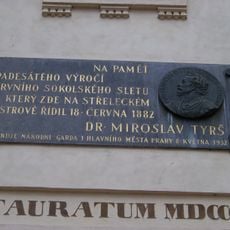 Pamětní deska padesátého výročí prvního sokolského sletu na Střeleckém ostrově