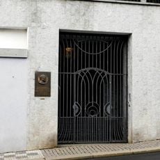 Pamětní deska Milana Hodži na domě Zapova 1539/7 na Smíchově