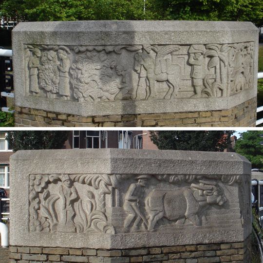 Reliëfs met dieren en spreuken