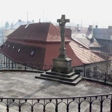 Kříž u kostela v Krásné Lípě