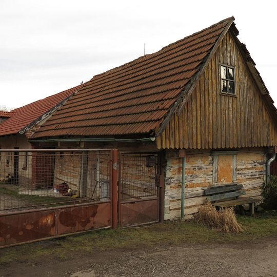 Roubená sýpka a stodola