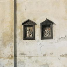 Kaplička VII. a VIII. zastavení křížové cesty na kostele ve Vratislavicích nad Nisou