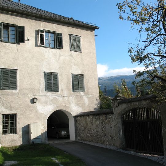 Ansitz Aicham mit Eckpavillon und Portal der Gartenmauer