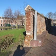 Stenen muur, opgetrokken uit laat-middeleeuwse bakstenen