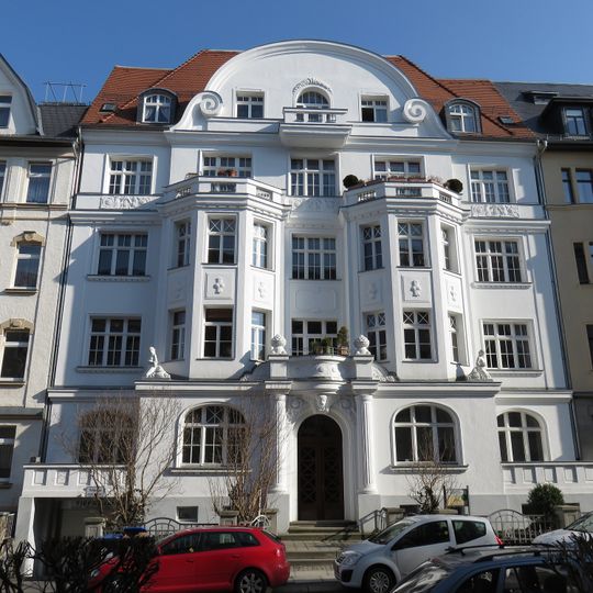 Mietshaus in geschlossener Bebauung mit Vorgarten und Einfriedung Erich-Mühsam-Straße 24