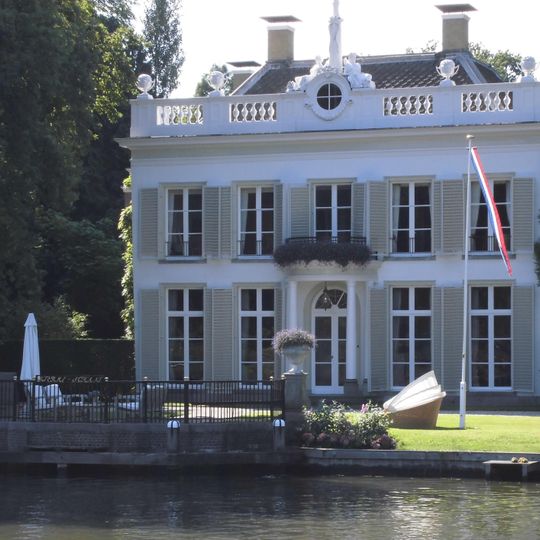 Sterreschans: Vechtstoep met vazen op sokkel